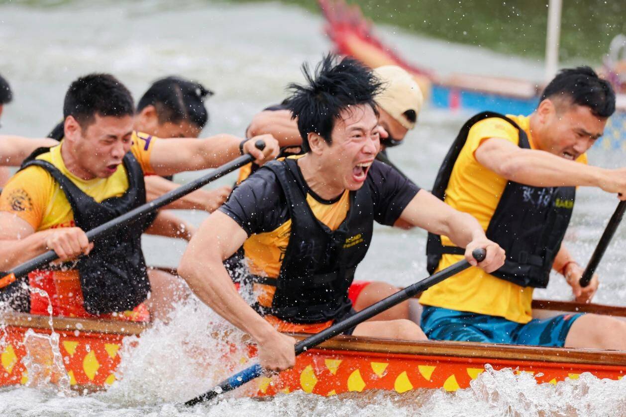 大型户外龙舟比赛，水上竞技展风采