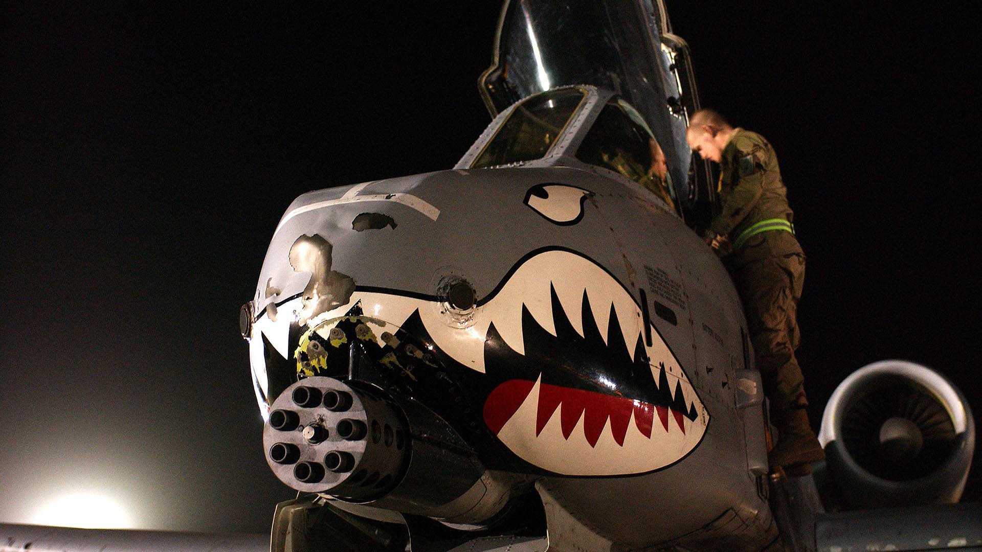 《虚拟偶像荧幕助阵电竞比赛，明星效应持续扩大》，虚拟偶像舞台