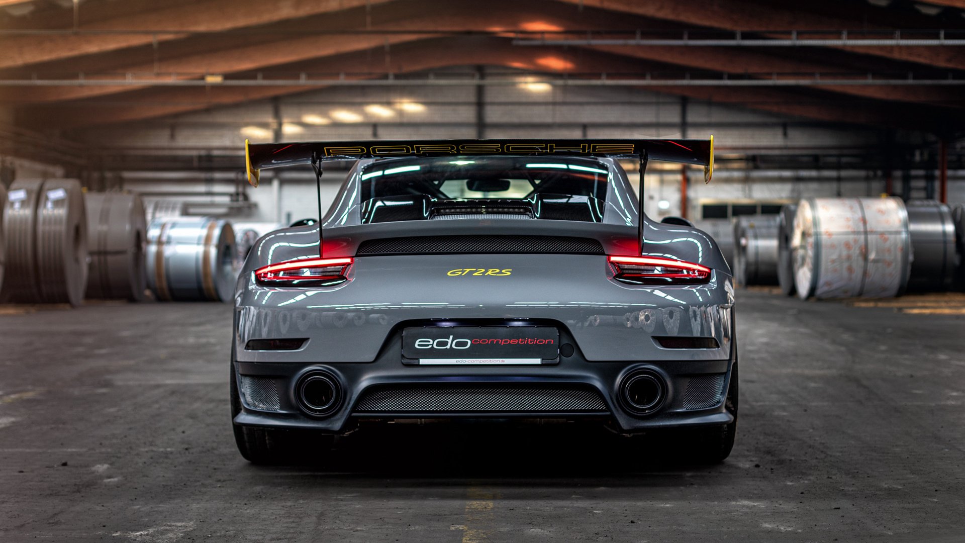 在男双决赛中，王楚钦与樊振东以4-0战胜韩国组合，助力中国队实现男双项目的三连冠。