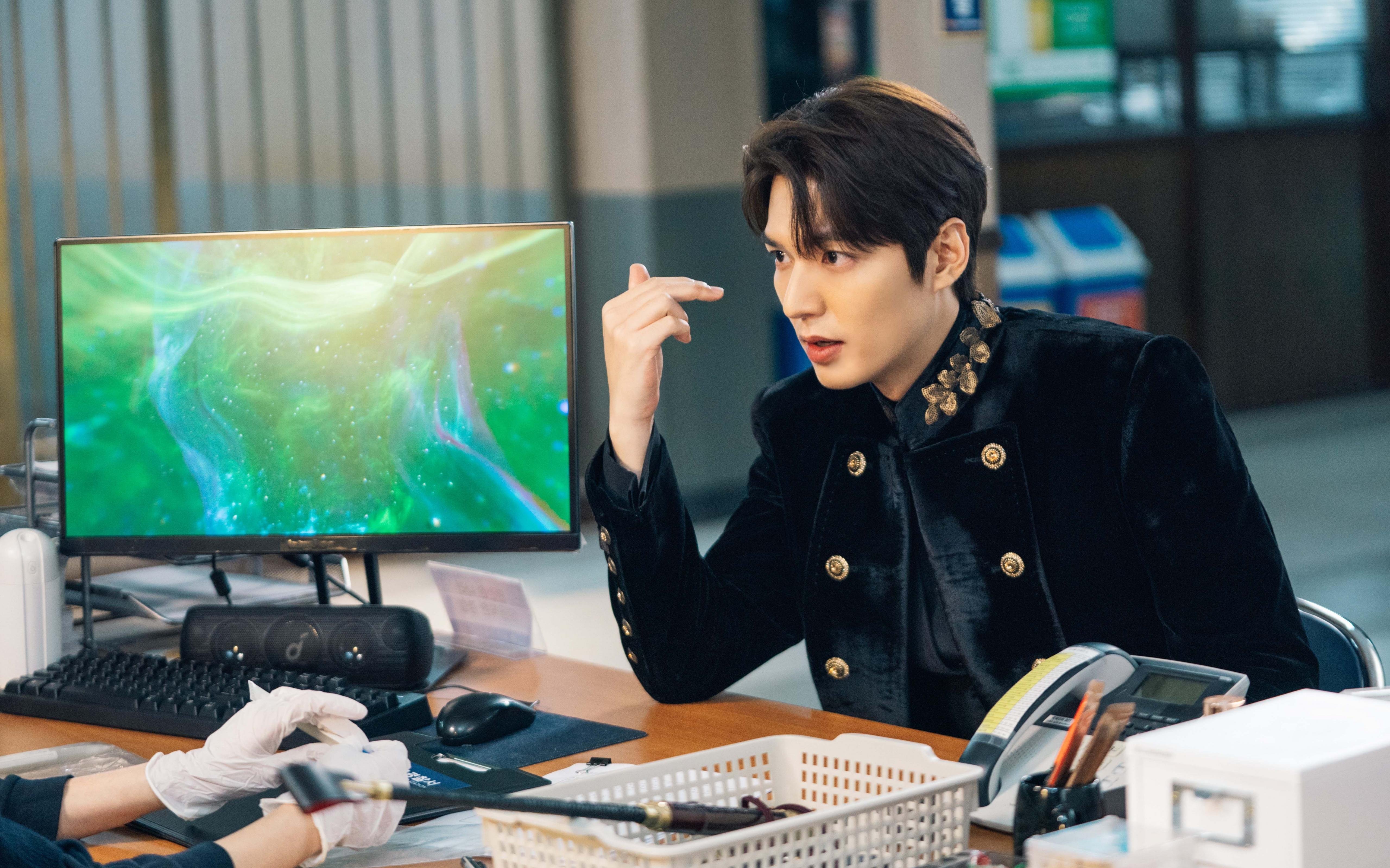 球场上的较量，胜负之间无法预测，球队的胜负是由裁判来决定的