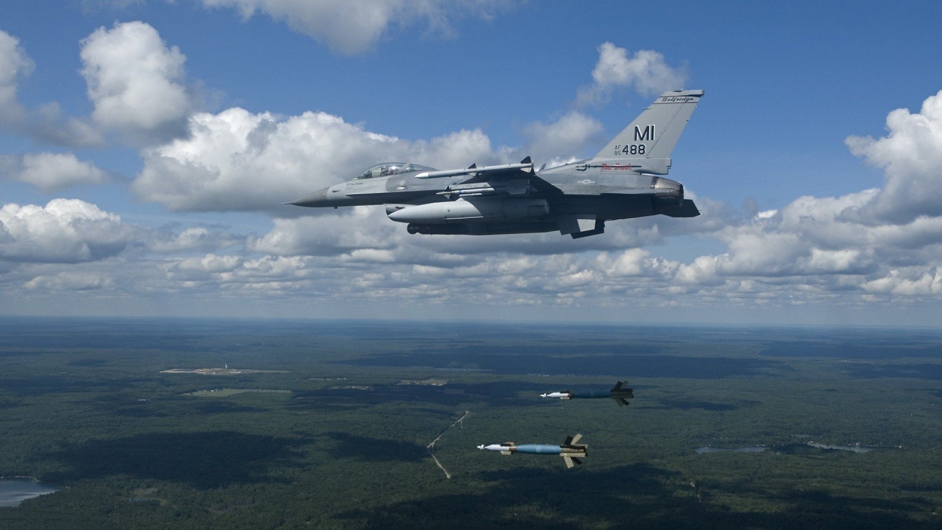 库里加入环保组织推广绿色篮球场，库里的黄色篮球